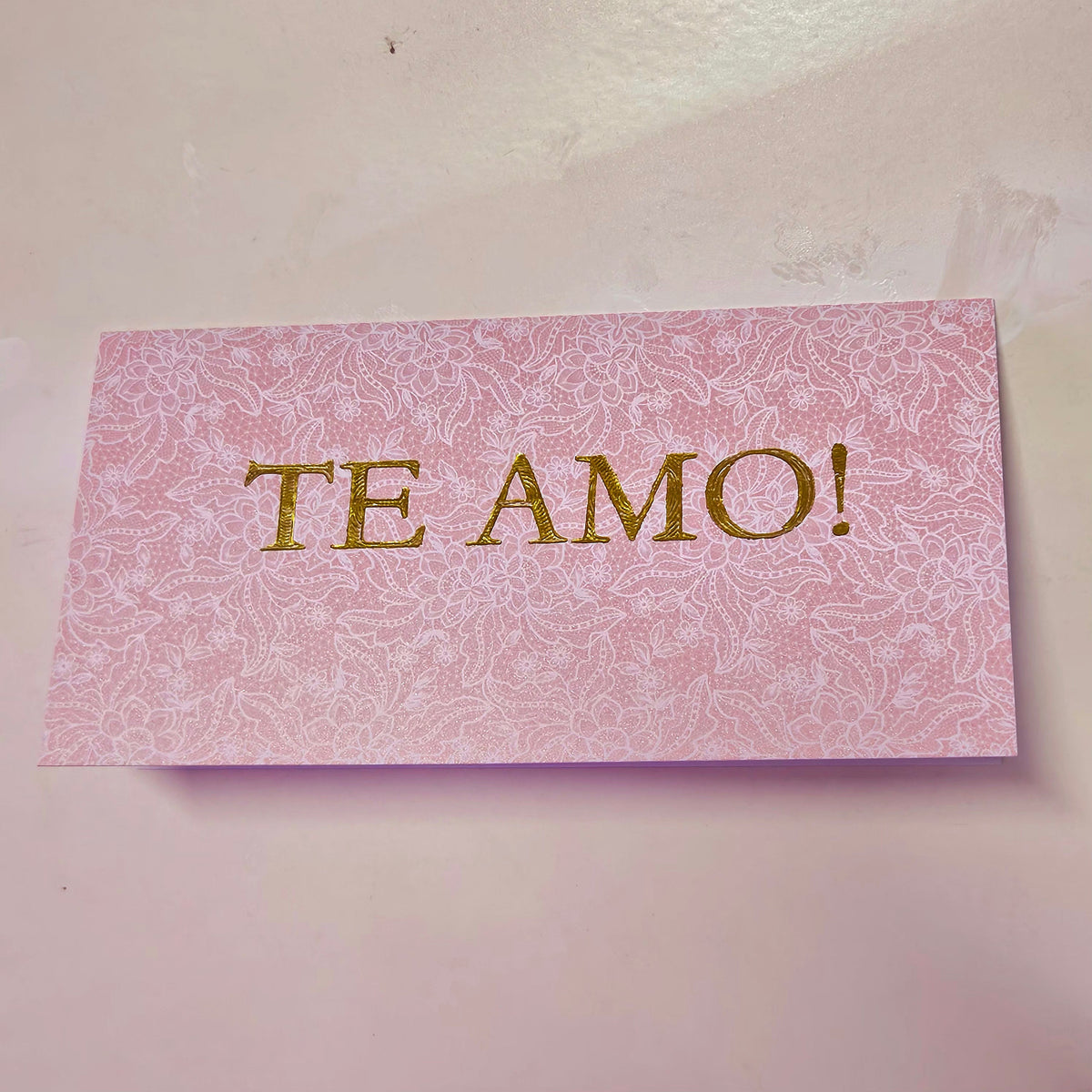 TE AMO! Cartão de presente com impressão em relevo metalizado "Te Amo!"